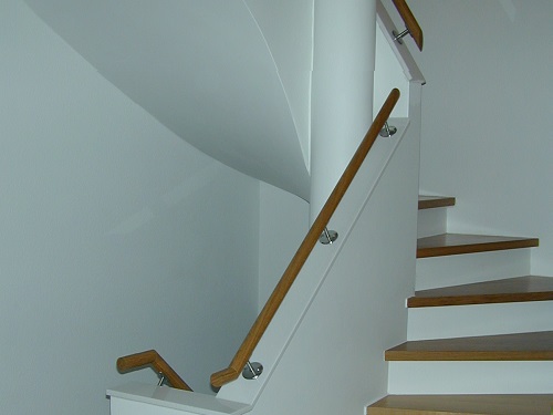 Wulf & Berger Büttelborn - Inspirationen privat - helles Treppenhaus mit Stufen und Handlauf aus Holz