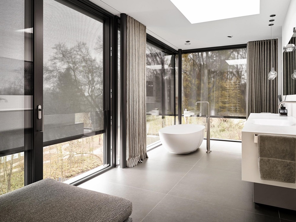 Wulf & Berger Büttelborn - Fenster im Bad mit Sichtschutz von roma, Innenansicht
