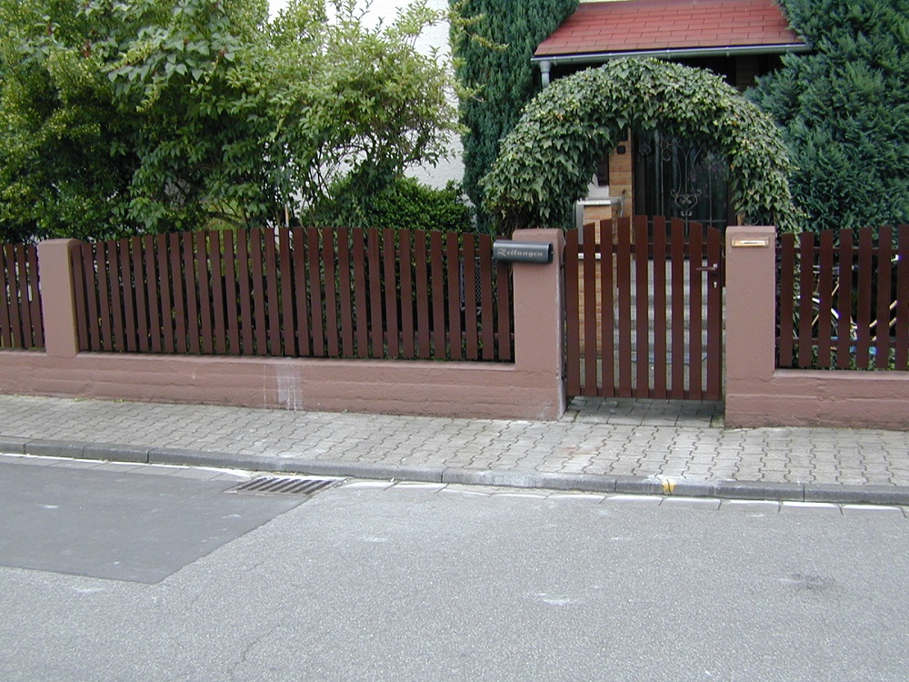 Wulf und Berger Büttelborn - brauner Zaun auf Mauersockel mit Tor.