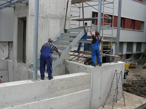 Team Wulf und Berger bei der Montage einer Stahltreppe im Industriebereich