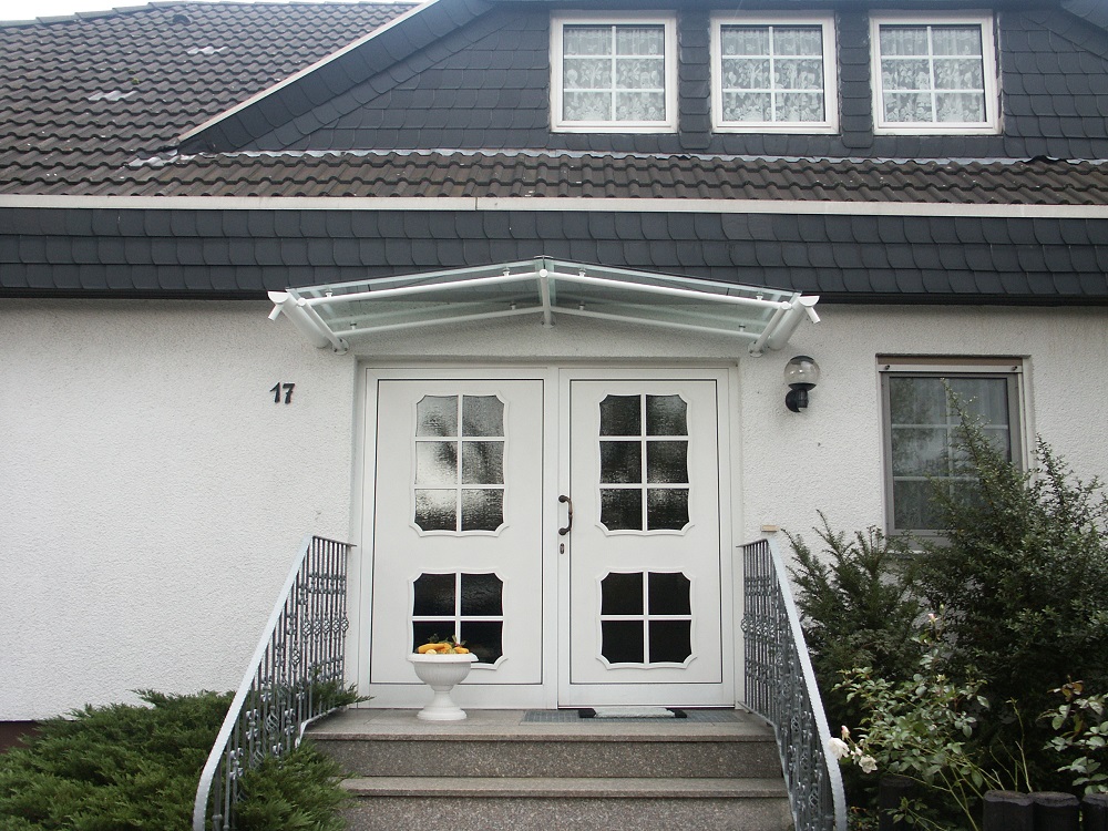 Wulf & Berger Büttelborn - Vordach über weißer Eingangstür
